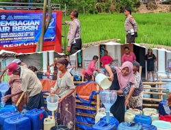 Satlantas Lumajang Bagi Air Bersih untuk Warga Terdampak Kekeringan