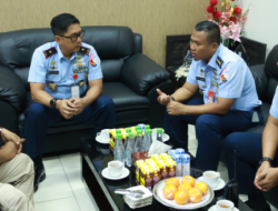 Danlanud Sultan Hasanuddin Berikan Kejutan Kepada Kepala General Manager PT. Angkasa Pura Indonesia Bandara Sultan Hasanuddin