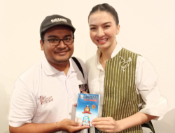 Raline Shah Dapat Buku Saku Anti Narkoba Dari Mas Raden
