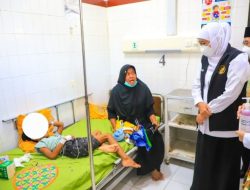 Terjun ke Sumenep Khofifah Jenguk Anak Penderita Campak dan Vaksinasi MR